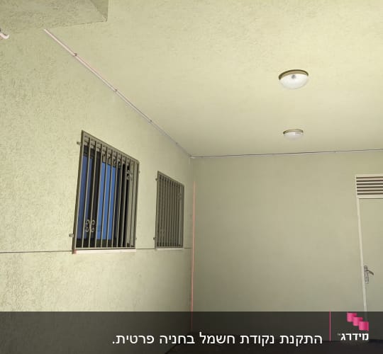 חוטי חשמל מותקנים על קיר ותקרה, מנורות תקרה